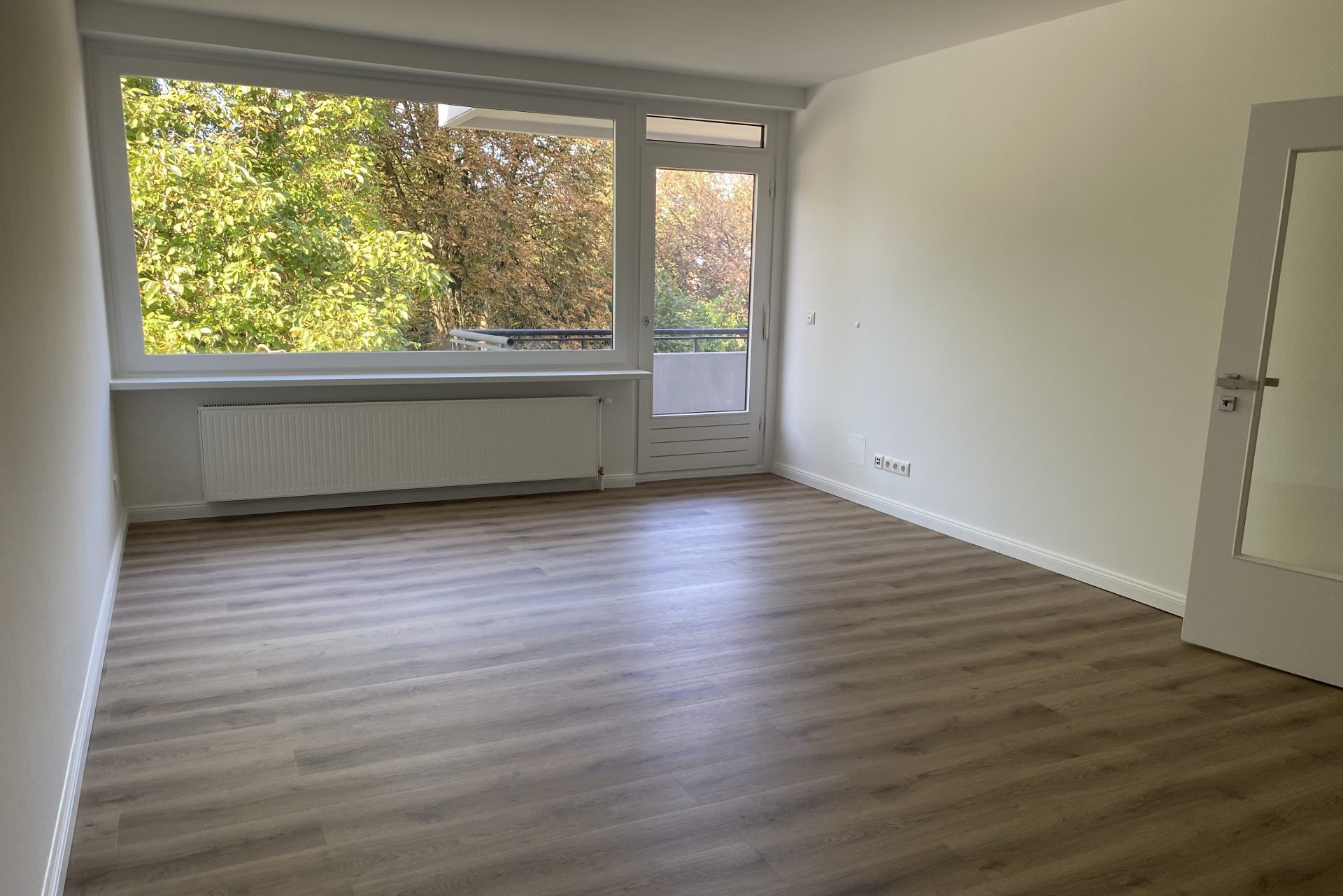 homestaging-diekammerherrin-wohnzimmer-vorher-leer